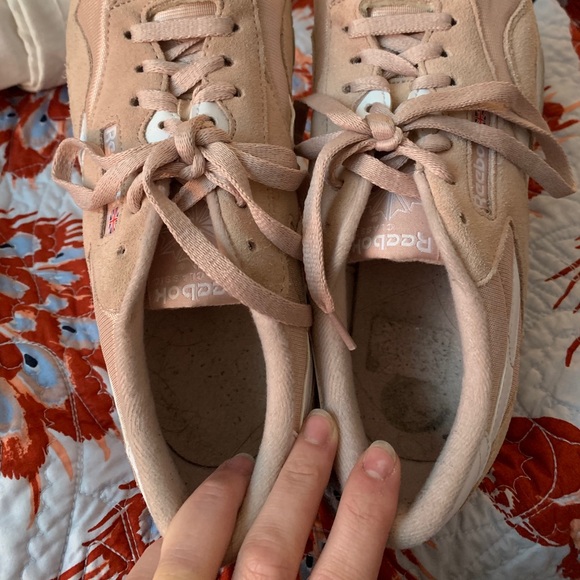 Millennial pink classic Reebok trainer - Picture 5 of 6